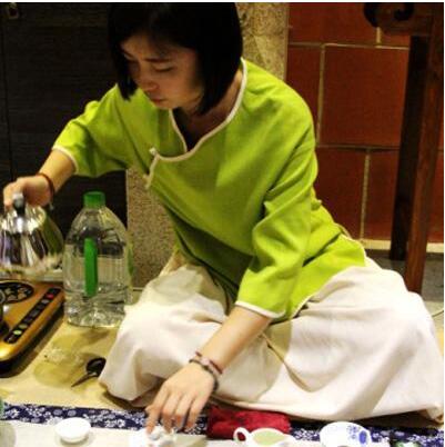 女士喝茶的手勢，女人正確喝茶手勢姿勢圖