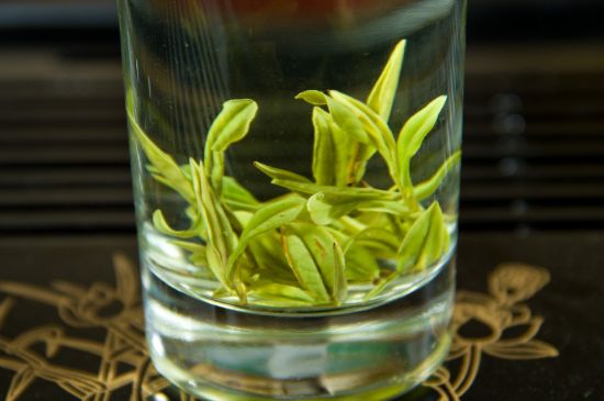 安吉白茶冷藏好還是冷凍好？這個(gè)需要根據(jù)存放時(shí)間來選擇