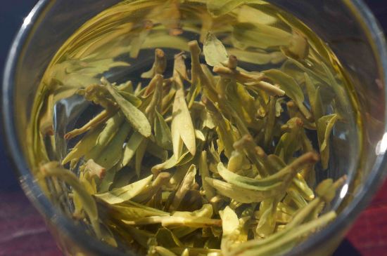 安吉白茶冷藏好還是冷凍好？這個(gè)需要根據(jù)存放時(shí)間來選擇