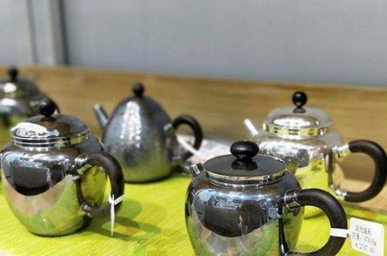 銀壺燒水后水里有黑色的東西，為什么銀壺里有黑點