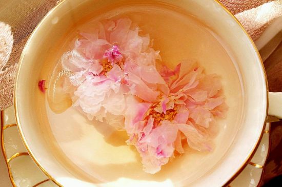 玫瑰花茶的功效與作用，堅(jiān)持喝一個(gè)月玫瑰花茶會(huì)怎樣？