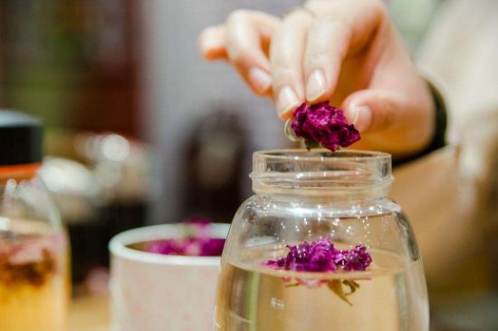 好玫瑰花茶多少錢(qián)一斤啊，玫瑰花茶價(jià)格多少錢(qián)合理？