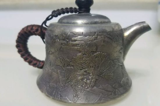 銀壺燒水后水里有黑色的東西，為什么銀壺里有黑點