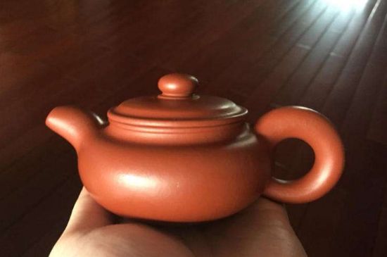 朱泥<a href=http://www.rhbjnk.com/chaju/zisha/ target=_blank class=infotextkey>紫砂壺如何開壺</a>，朱泥壺日常泡茶養(yǎng)護