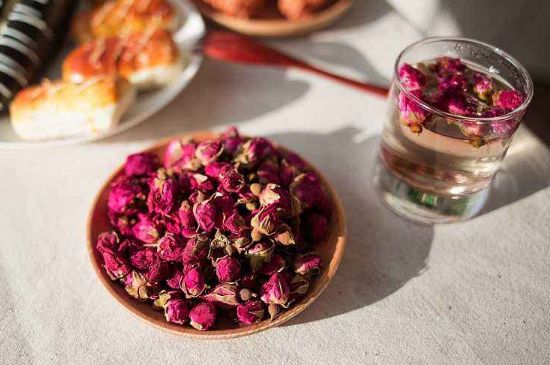 玫瑰花茶的功效與作用，堅(jiān)持喝一個(gè)月玫瑰花茶會(huì)怎樣？
