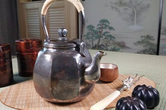 銀壺泡茶后為什么會(huì)變黑，銀壺內(nèi)膽發(fā)黑怎么辦