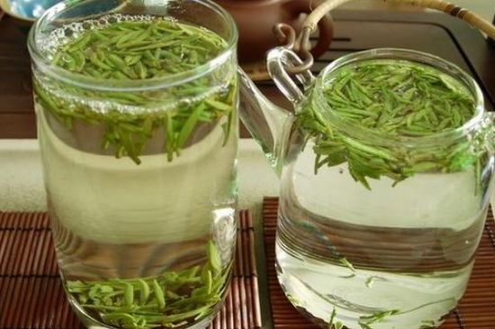 竹葉青和雀舌哪個(gè)貴，竹葉<a href=http://www.rhbjnk.com/fenlei/wulongcha/ target=_blank class=infotextkey>青茶</a>貴嗎？