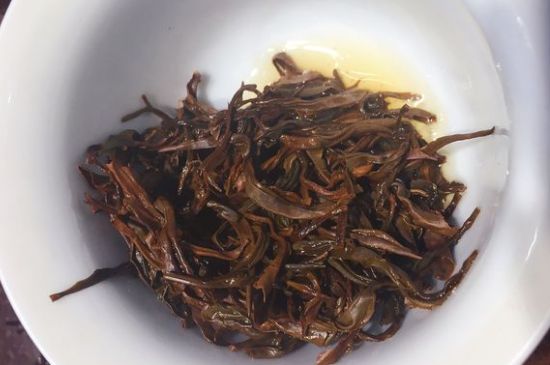 女人喝紅茶好還是喝普洱茶好，普洱茶和紅茶哪個適合女人喝