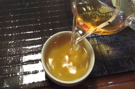 女人喝金駿眉的好處和壞處，女性喝金駿眉可減肥養(yǎng)顏