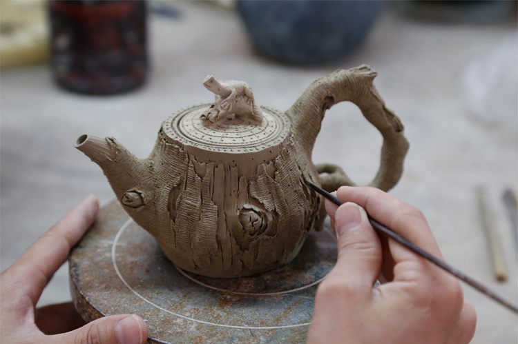 仿木外皮紫砂壺，創(chuàng)意木樁手工雕刻紫砂壺